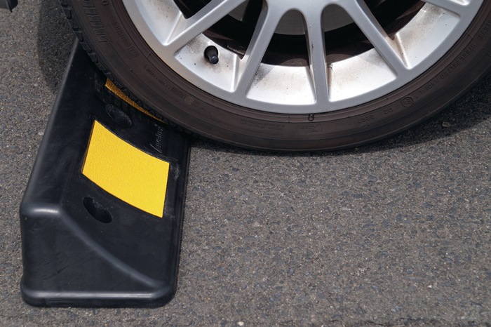 TEMKA GmbH Radstopper L500xB160xH100mm PVC schwarz mit gelben Reflexstreifen